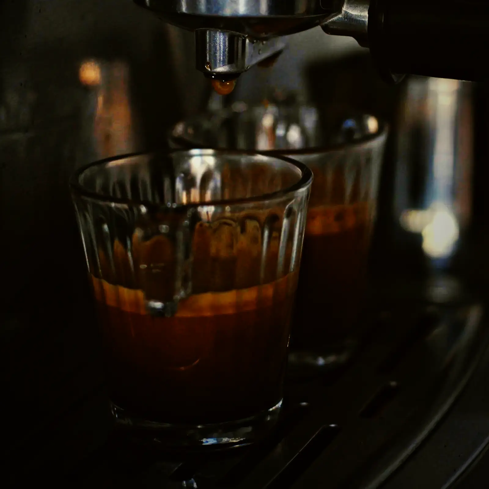Een glas espresso, vol, met crema