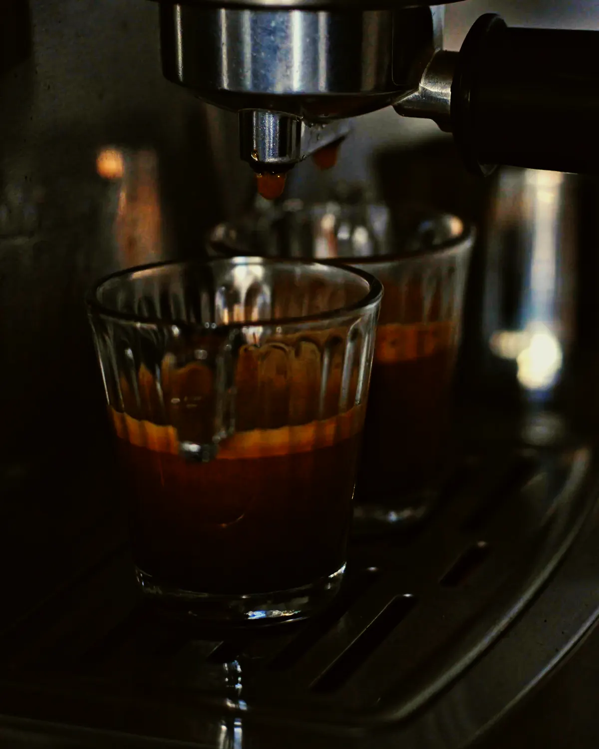 Een vol glas espresso met crema, de laatste druppels vallen